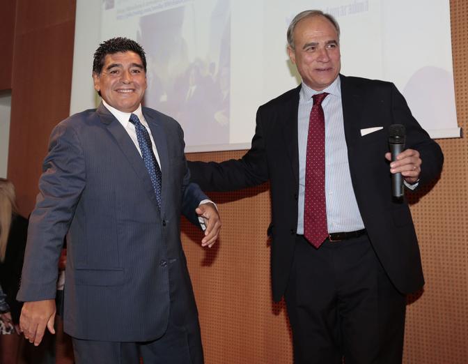 Maradona con Andrea Monti, direttore della Gazzetta dello Sport. LaPresse